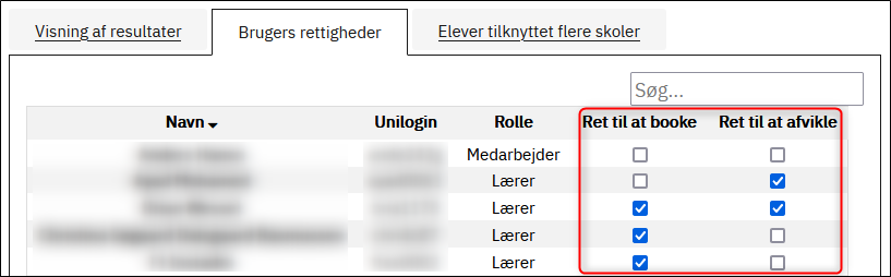 Billedet viser placeringen af afkrydsningsfelterne for retten til at booke test og retten til at afvikle test.