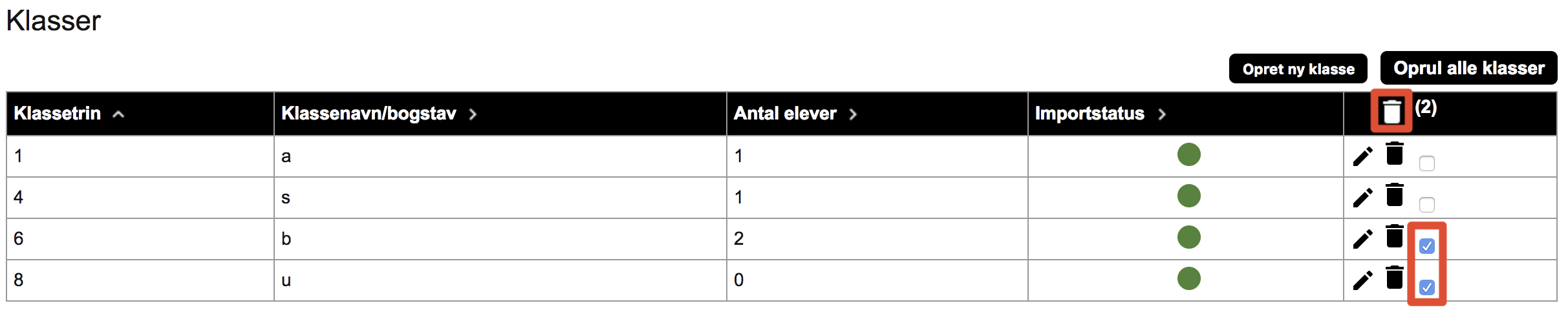 Billedet viser de bokse i klasseoversigten, som du skal hakke af for at slette flere klasser ad gangen. De findes til højre for skraldespands-ikonerne.