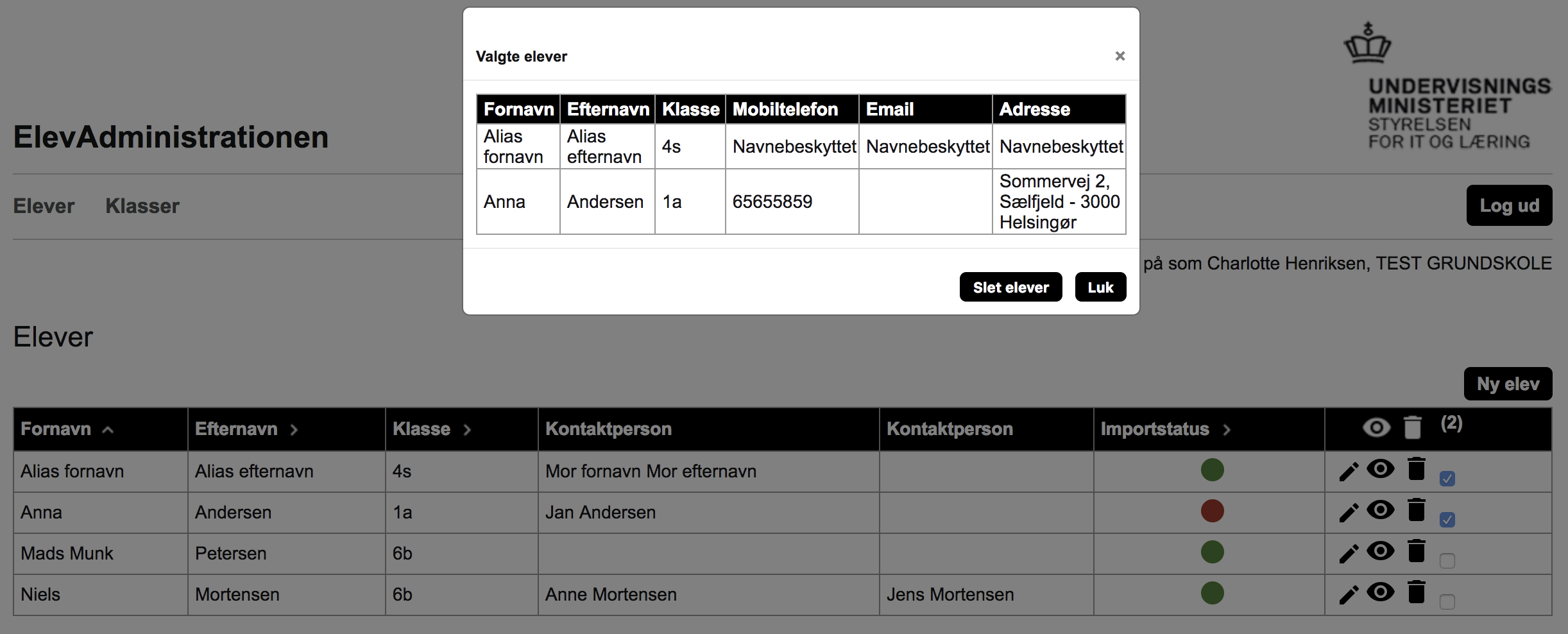 Billedet viser en navnebeskyttet elev i øverste kolonne versus en ikke-navnebeskyttet elev i kolonnen nedenfor. For den navnebeskyttede elev er oplysningerne skjulte.